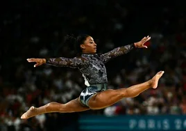 La gimnasta Simone Biles, luce el maillot de 3.000 cristales.