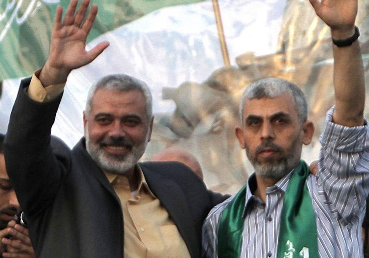 El fallecido Ismail Haniyeh junto a Yahya Sinwar, uno de los líderes de Hamás que continúa con vida, tras la liberación del segundo en 2011.