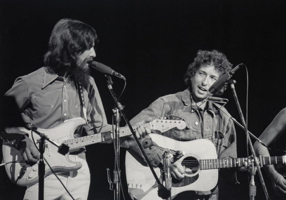 George Harrison y Bob Dylan, durante el concierto.