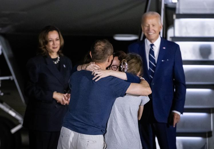 La periodista Alsu Kurmasheva abraza a su familia frente a Joe Biden y Kamala Harris, tras su liberación.