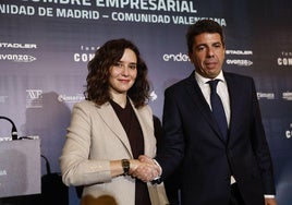 Carlos Mazón, presidente valenciano, estrecha la mano a Isabel Díaz Ayuso.