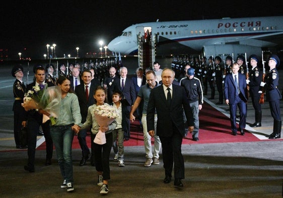 Vladímir Putin camina por la pista del aeropuerto junto a los presos liberados, entre ellos, el vasco Pablo González.