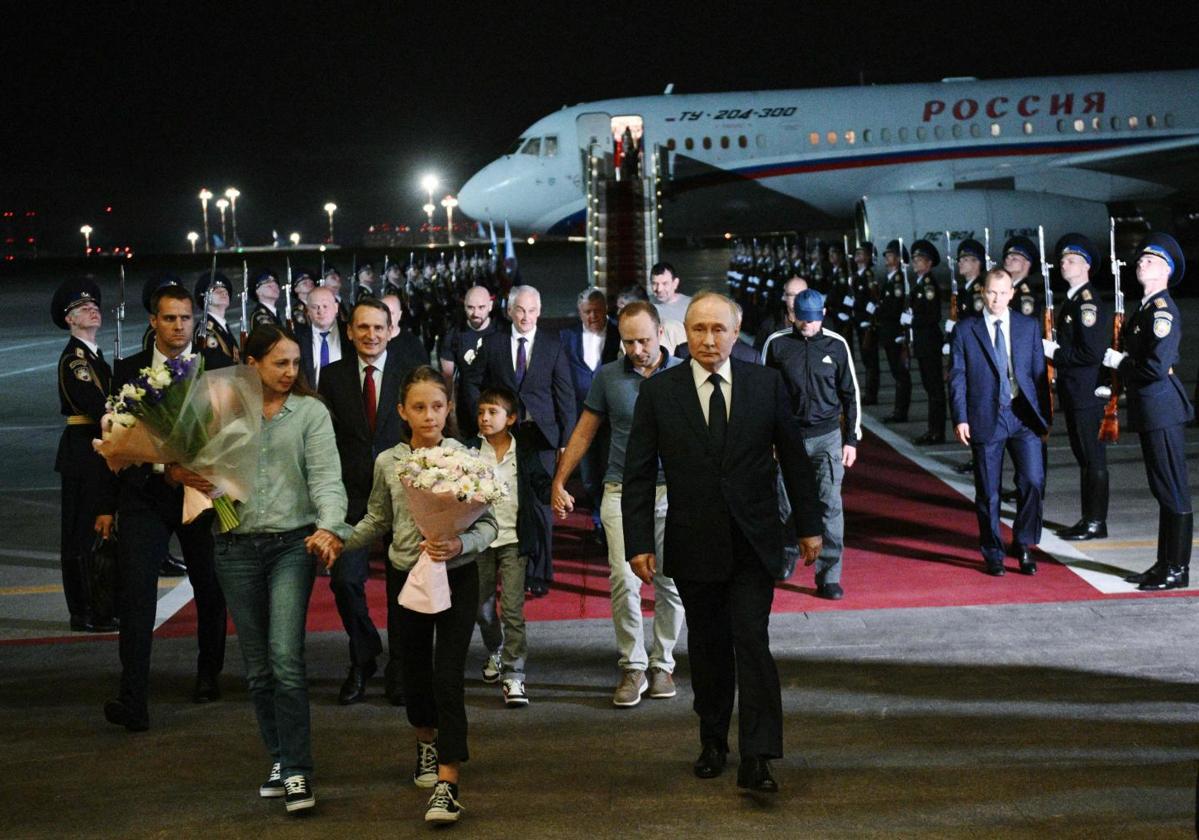 Vladímir Putin camina por la pista del aeropuerto junto a los presos liberados, entre ellos, el vasco Pablo González.