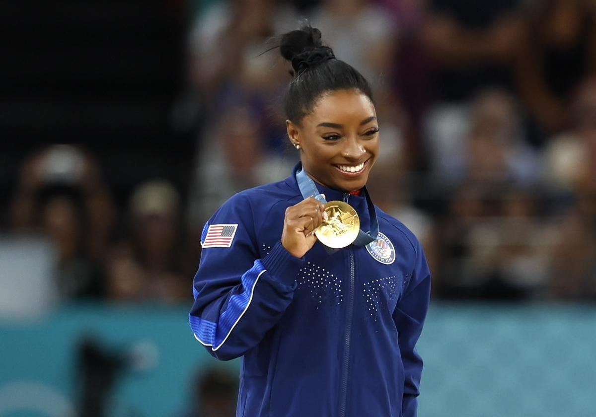 Simone Biles con su medalla de oro en la ceremonia.