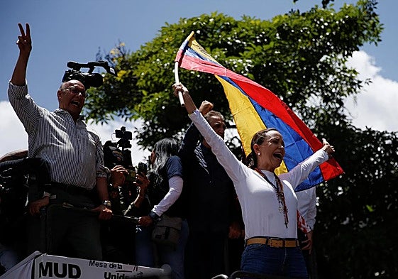 María Corina Machado se dirige a los asistentes a la marcha.