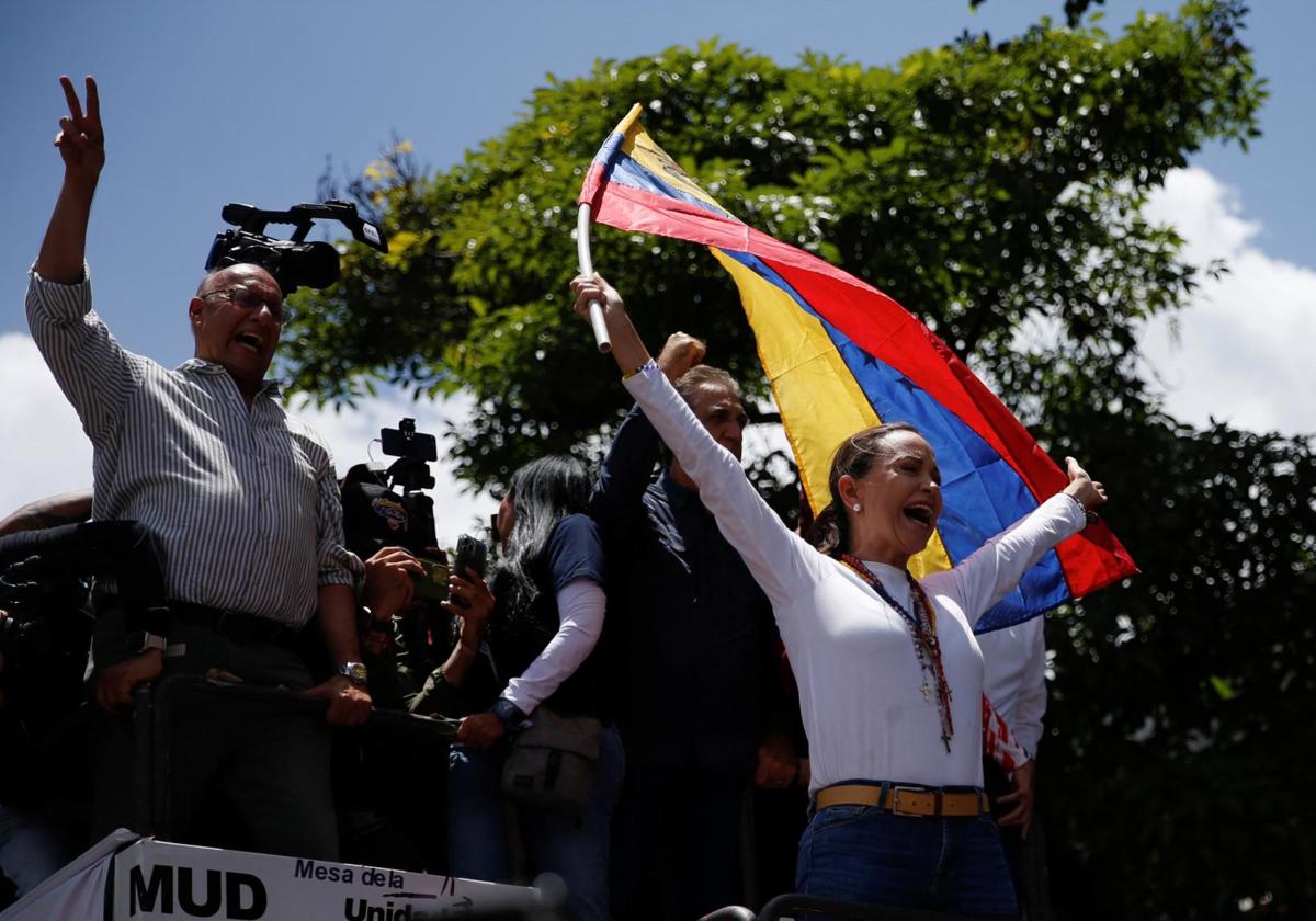 María Corina Machado se dirige a los asistentes a la marcha.