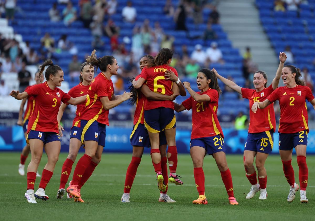 La España más épica sufre como nunca, pero gana como siempre y peleará por las medallas