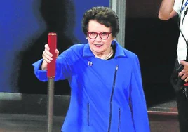 La extenista Jean King se dispone a anunciar el inicio de un partido