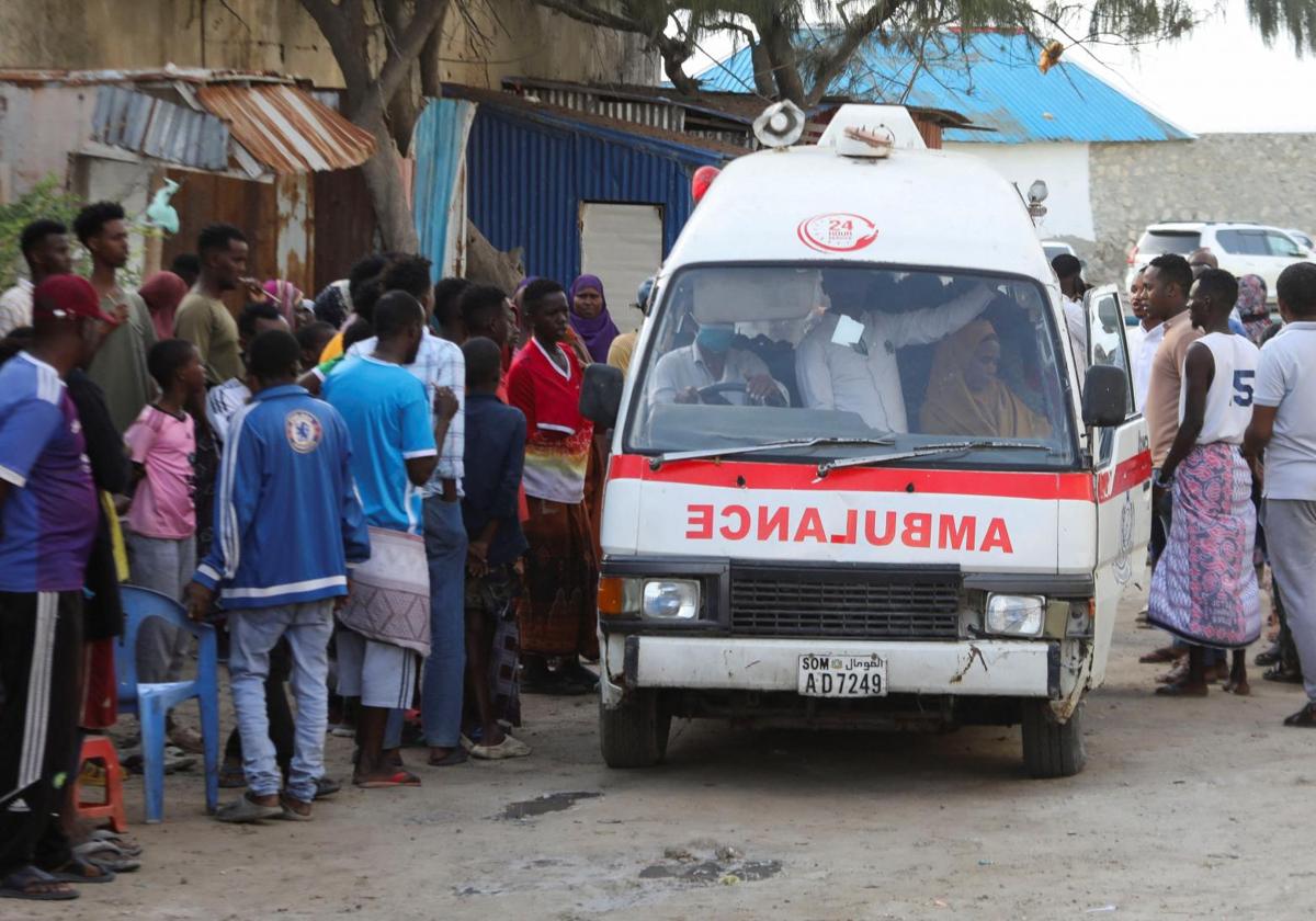 Una ambulancia traslada a una mujer fallecida en el atentado en la playa de Lido, en Mogadiscio.