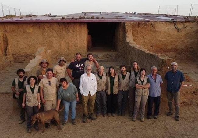 El equipo de arqueólogos y trabajadores del yacimiento en Casas del Turuñuelo.