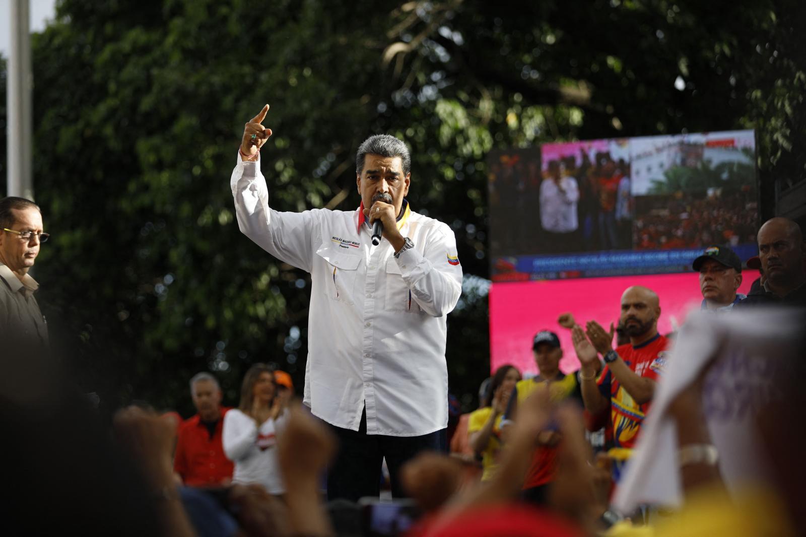 Nicolás Maduro se dirige a sus simpatizantes en Caracas delante del Palacio de Miraflores.