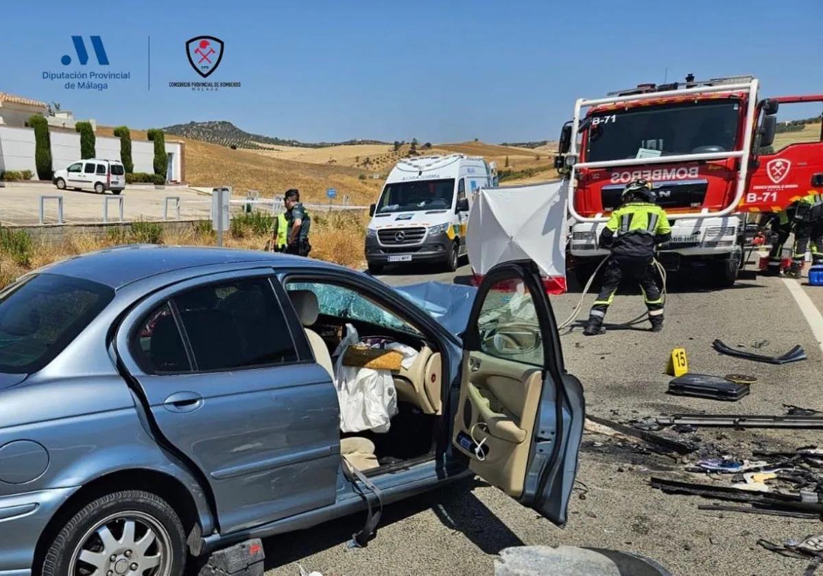 Imagen principal - Un matrimonio de 47 años y su hija y una joven de 18 años fallecen en un brutal accidente de tráfico en Málaga