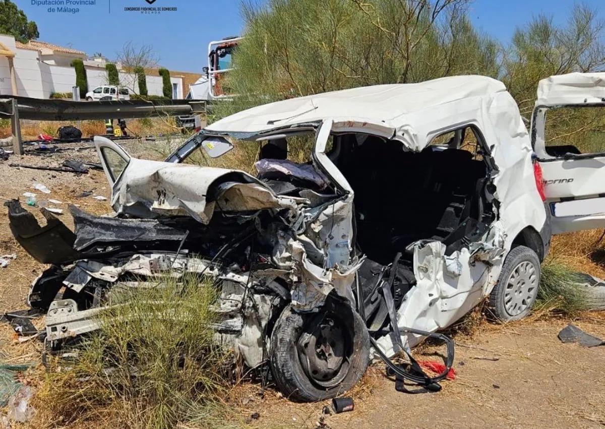 Imagen secundaria 1 - Un matrimonio de 47 años y su hija y una joven de 18 años fallecen en un brutal accidente de tráfico en Málaga