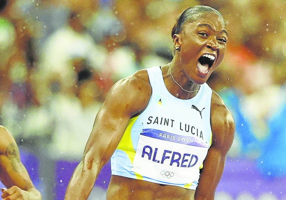 La nueva reina de la velocidad celebra eufórica su victoria en la final de los 100 metros.