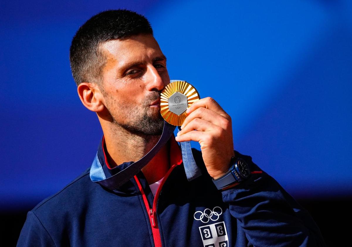 Novak Djokovic besando su medalla de oro.