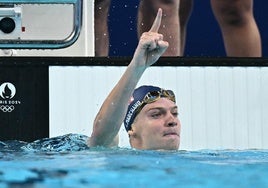 Leon Marchand celebrando su primer puesto en los 400 metros estilos.