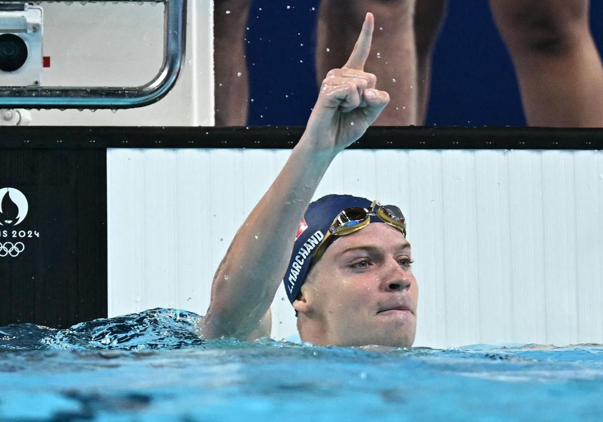 Leon Marchand celebrando su primer puesto en los 400 metros estilos.