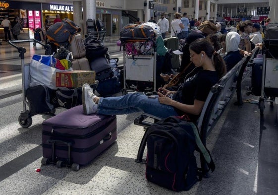 Pasajeros esperan en el aeoropuerto internacional de Beirut para salir de Líbano.