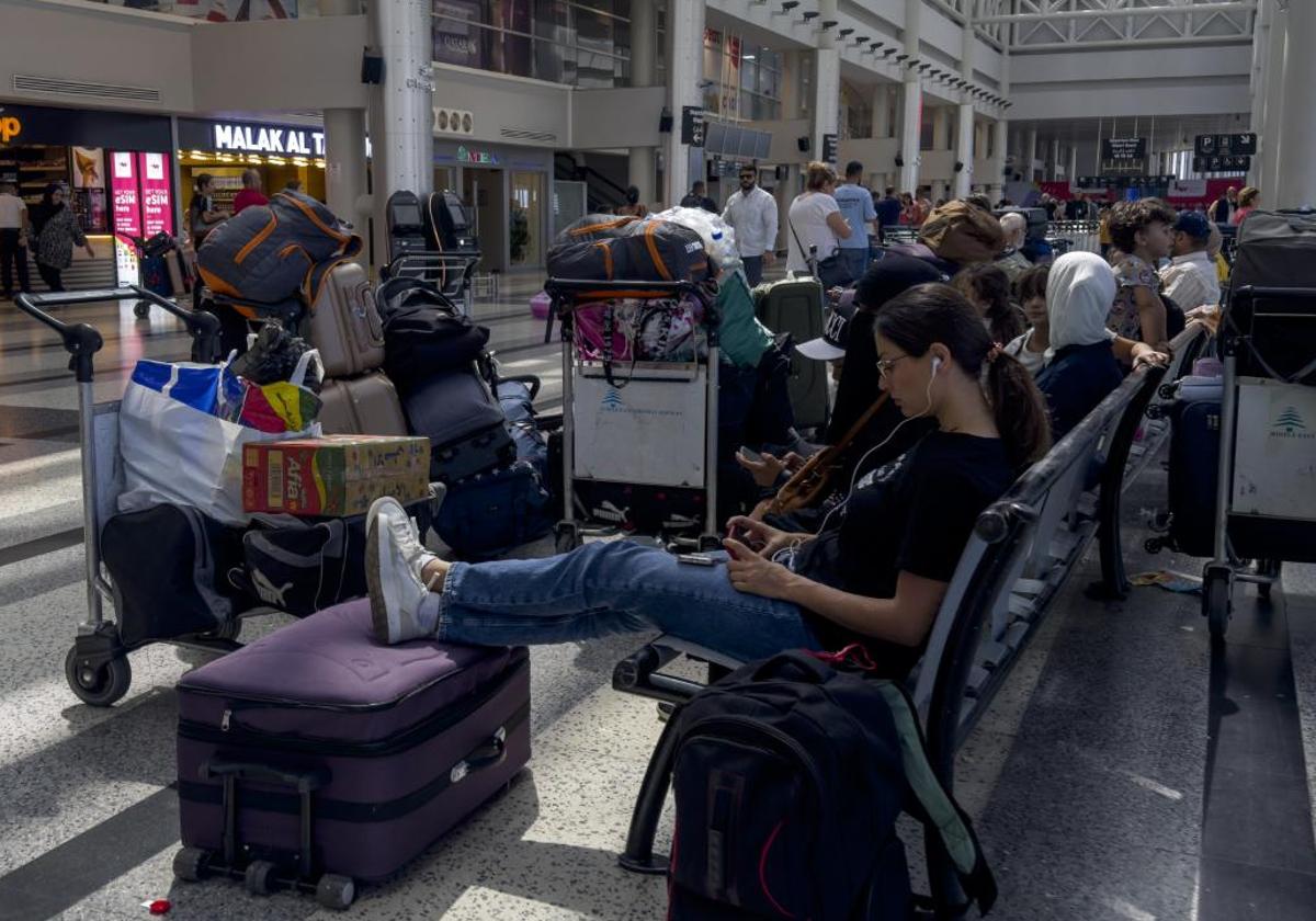 Pasajeros esperan en el aeoropuerto internacional de Beirut para salir de Líbano.