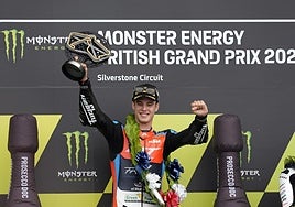 Iván Ortolá, en lo más alto del podio en Silverstone.