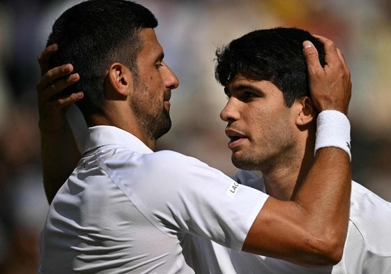 Novak Djokovic y Carlos Alcaraz se abrazan tras la última final de Wimbledon.