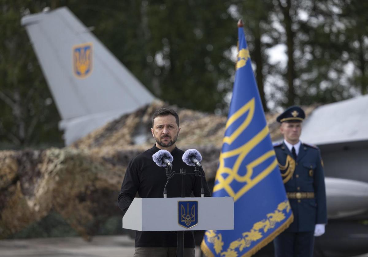 El presidente ucraniano, Volodímir Zelenski, pronuncia un discurso a los militares junto a un caza F-16.