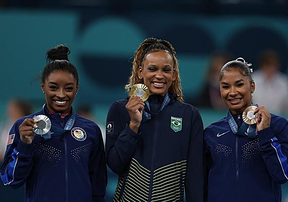 Rebeca Andrade, entre Simone Biles y Jordan Chiles tras la final de suelo.