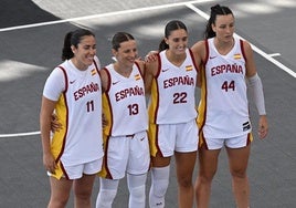 La selección española femenina de 3x3, tras asegurarse medalla en los Juegos de París.