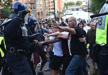 Starmer autoriza un «ejército permanente» de policías para frenar los disturbios