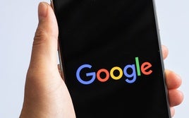 Un teléfono móvil con el logo de Google.