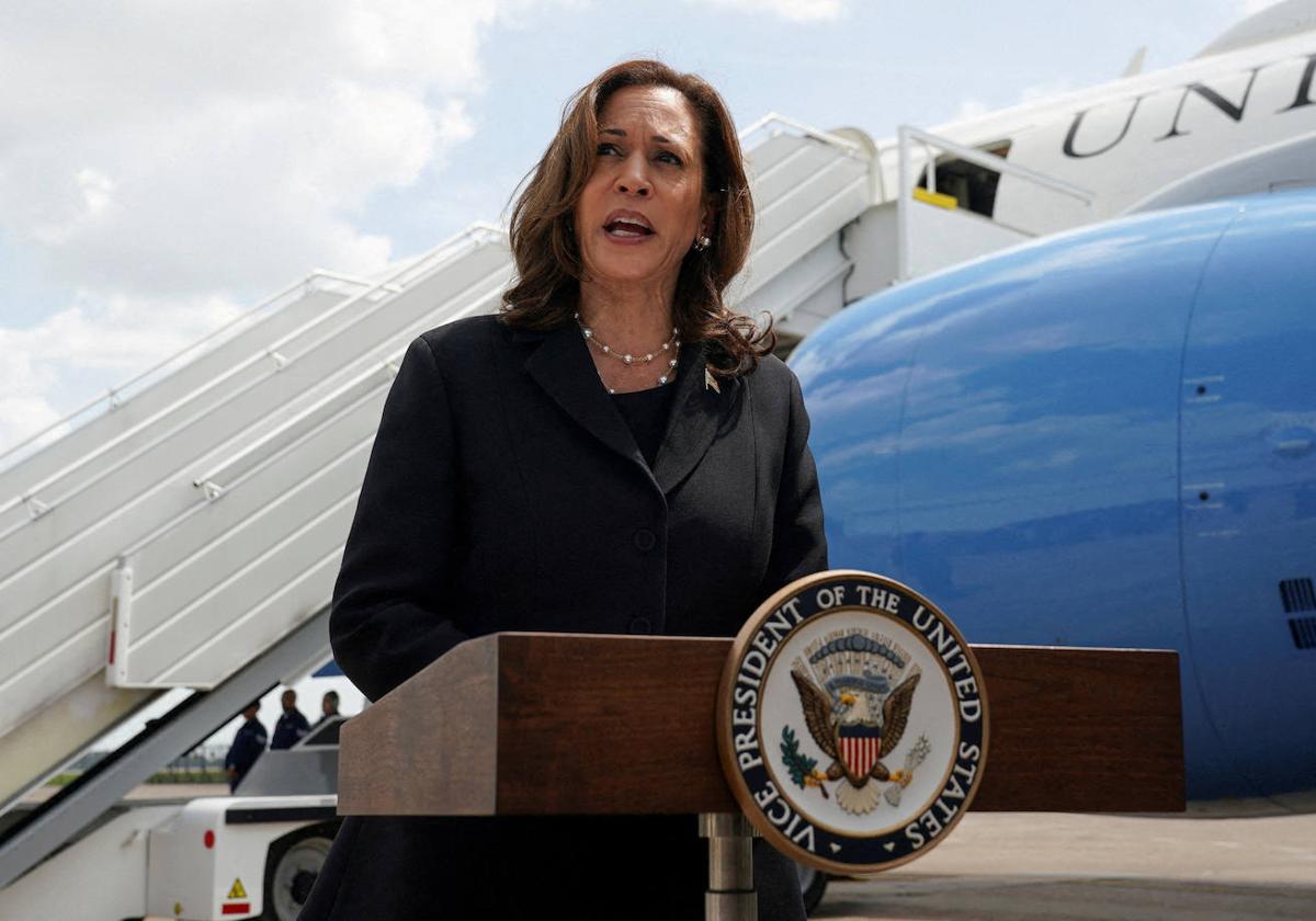 Kamala Harris interviene a pie de pista en el aeropuerto de Houston.