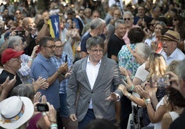 El expresident Puigdemont saluda a los militantes a los que reunió el 27 de julio en Francia, a una treintena de kilómetros de la frontera.