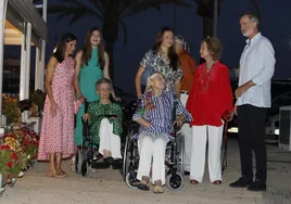 Felipe VI y la reina Letizia, acompañados por sus hijas, doña Sofía, y su hermana Irene de Grecia (3i).