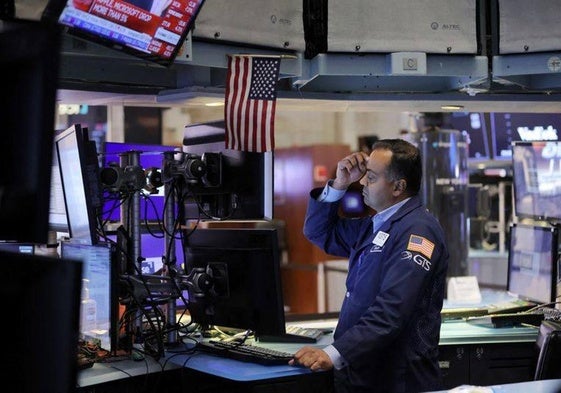 Un inversor observa las pantallas de cotizaciones en Wall Street.