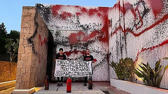 Activistas climáticos vandalizan la casa de Messi en Ibiza