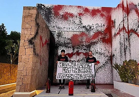 Fachada principal de la casa de Leo Messi en Ibiza.