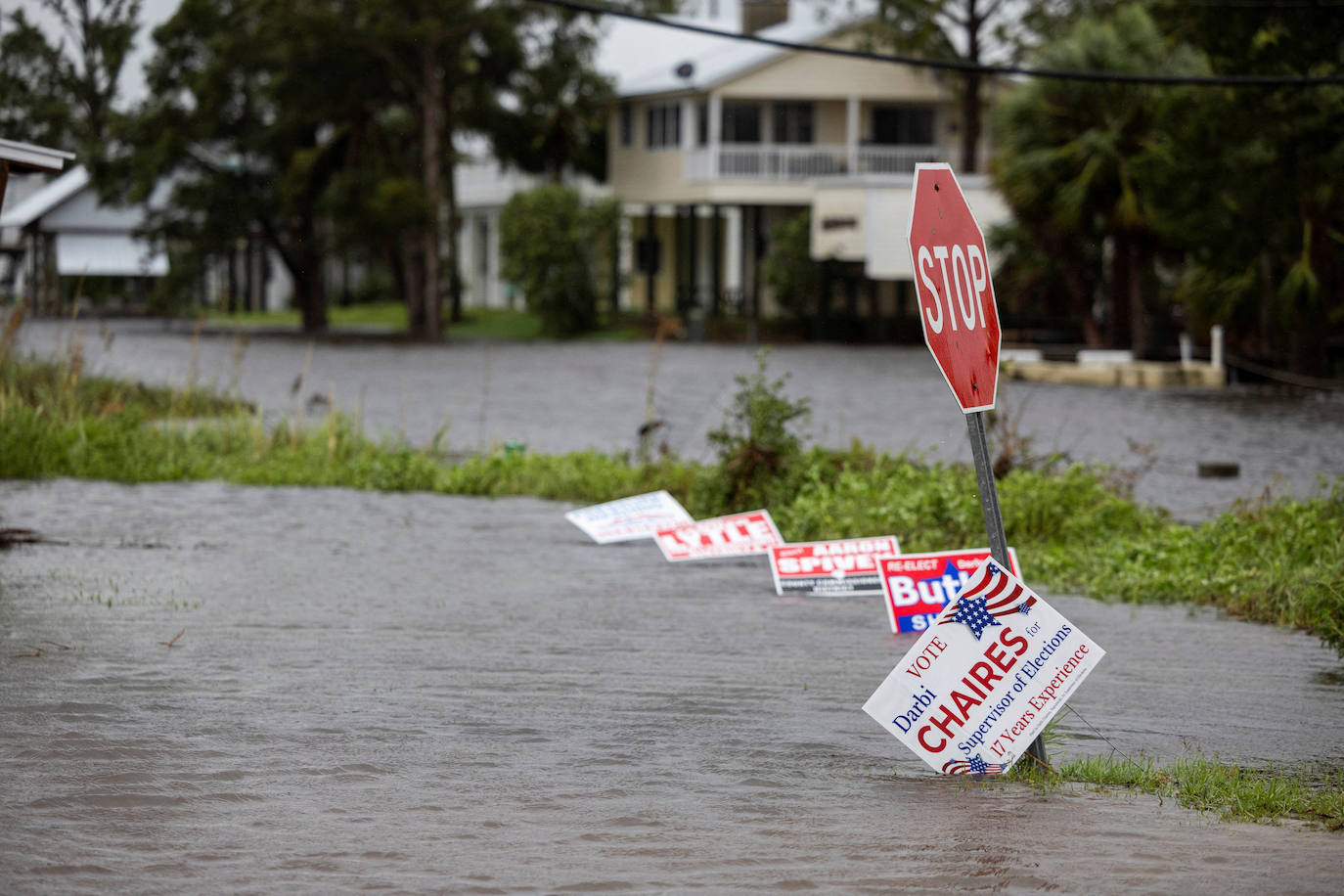 Calles inundadas en Florida debido a las fuertes lluvias producidas por el huracán.