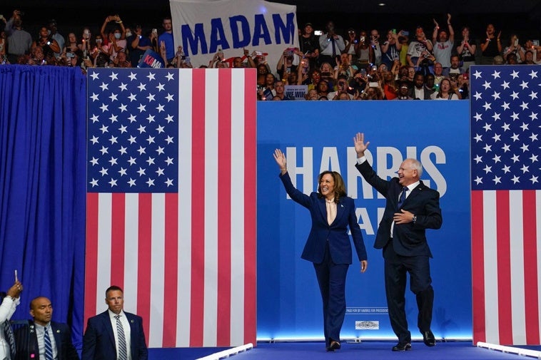 Kamala Harris y Tim Walz salen al escenario de su mitin en Filadelfia.