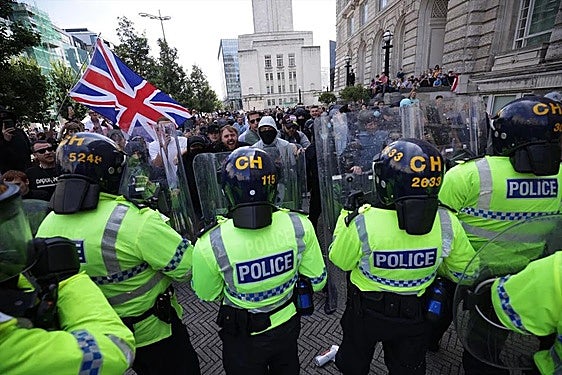 La Policía británica se dispone a intervenir en una manifestación.