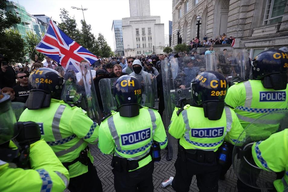 La Policía británica se dispone a intervenir en una manifestación.