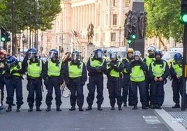 La Policía británica se dispone a intervenir en una manifestación.