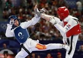 Adriana Cerezo, durante su combate con la iraní Mobina Nematzadeh.