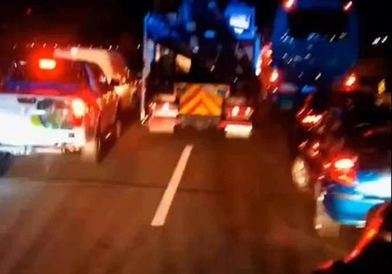 Efectivos de bomberos de camino para intervenir en el siniestro.