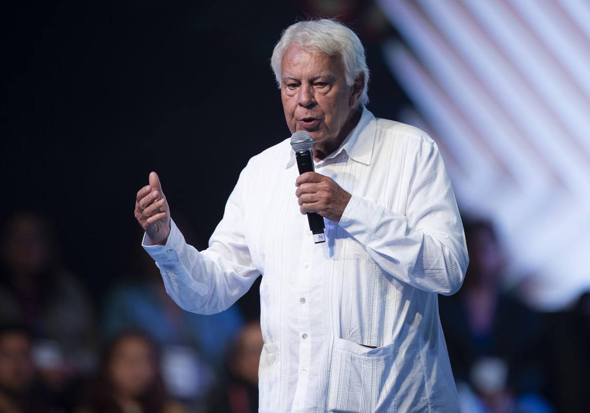 El expresidente español Felipe González participa en un un evento en México el año pasado