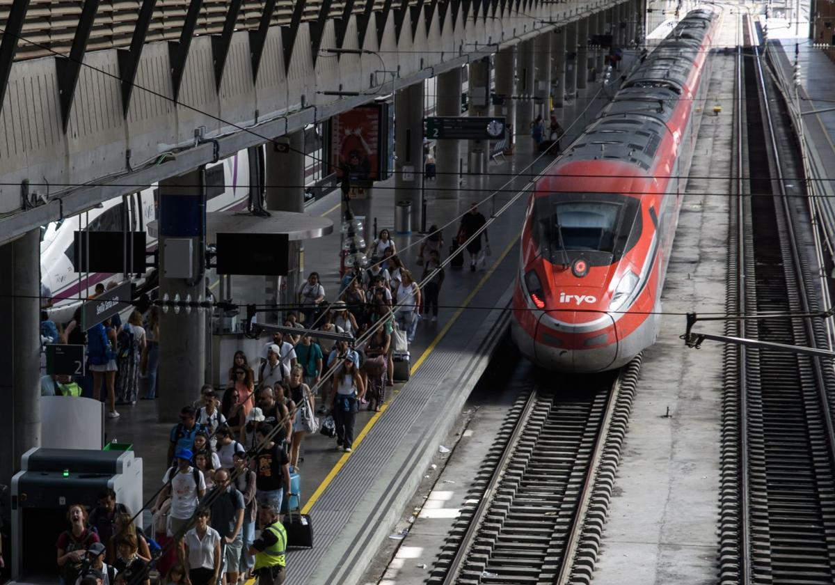 Un tren de Iryo en la estación de Sevilla.