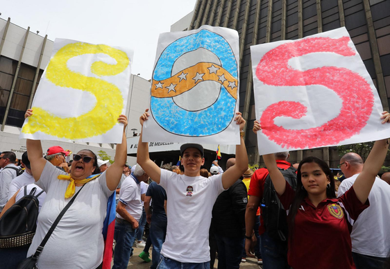 Venezolanos protestan contra Maduro.