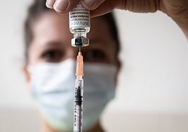 Una enfermera carga la jeringuilla con una dosis de la vacuna de la viruela del mono.