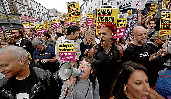 El Reino Unido frena los tumultos racistas con juicios rápidos a los alborotadores