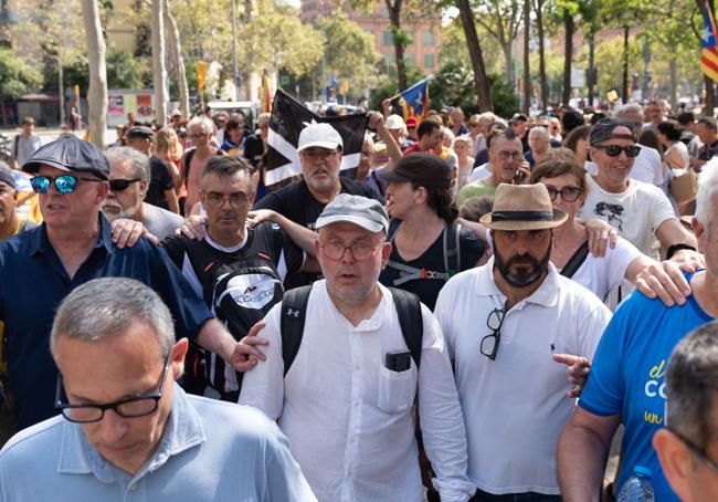 Gonzalo Boye, abogado de Carles Puigdemont, escoltado por decenas de simpatizantes independentistas tras asistir a la intervención 'sorpresiva' del líder de Junts.