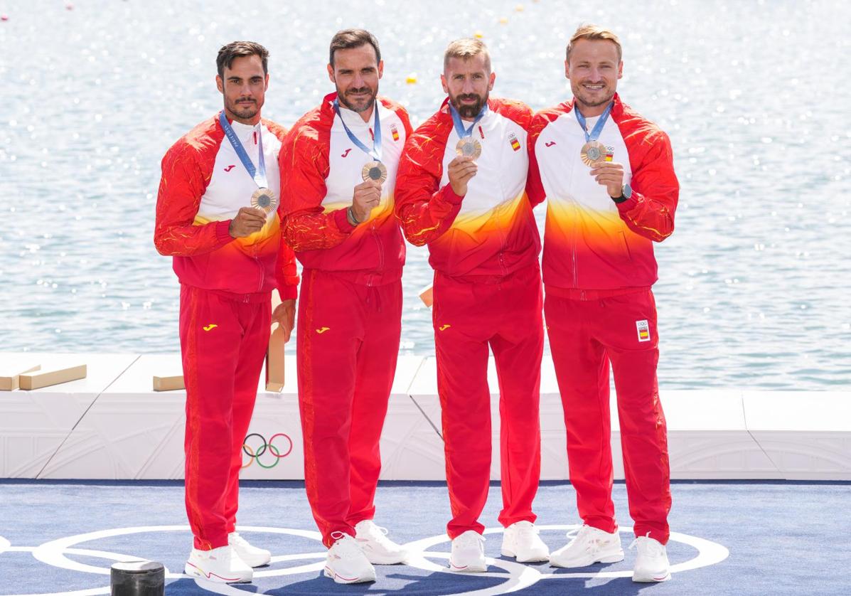 Los cuatro componentes del K4 500 español posan con la medalla de bronce.